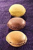 Drei Macarons (gefülltes Makronengebäck, Frankreich)