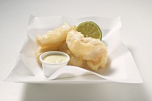 Tempura-Häppchen mit Limettenmayonnaise auf einer eckigen Platte