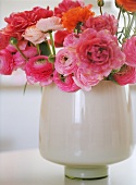 Blumenvase mit rosa Blumen
