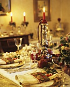 Festlich gedeckter Tisch zu Weihnachten