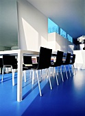 Länglicher Tisch mit Stühlen in modernem Wohnraum