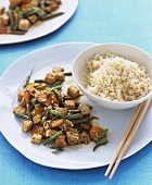 Tofu mit Karotten, grünen Bohnen & Reis