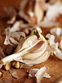 Fresh garlic cloves (close-up)