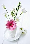 Blumenstrauss auf weißem Holztisch