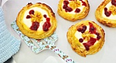 Marzipan-apple tartlets with cranberry jam