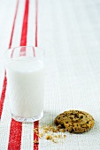 Ein Glas Milch und Cookie