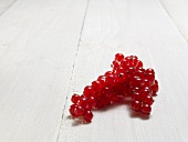 Rote Johannisbeeren auf Holztisch