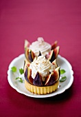 Fig tartlet with whipped cream