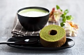 Grüner Tee (Matcha) mit Grüner-Tee-Baumkuchen