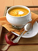 Apple and curry soup with thyme