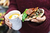 Röstbrot mit Pilzen und Prosciutto und Möhren-Orangen-Suppe mit Sahnemeerrettich