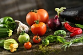 Verschiedene Gemüsesorten und Kräuter