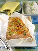 Salmon fillet with carrots and leek