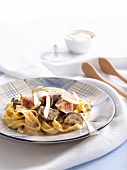 Tagliatelle with figs and cheese sauce