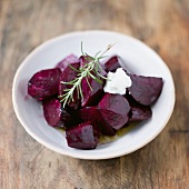 Rote-Bete-Salat mit Rosmarin und saurer Sahne
