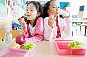 Zwei Mädchen essen Lunch in der Schule