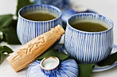 Grüner Tee und japanischer Süssigkeit,gefüllt mit Bohnenpaste