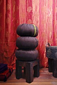 Hocker mit gestapelten Sitzkissen im orientalischen Stil