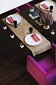 Blick von Oben auf asiatisch gedeckten Tisch mit pinkfarbenen Stühlen