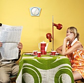 Junges Paar mit Kaffee und Zeitung