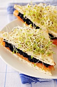 Sandwiches mit Räucherlachs, Kaviar (Seehasenrogen) und Alfalfasprossen