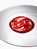 Tomatenketchup auf Teller