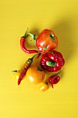 Paprikaschoten, Chilischoten und gelbe Tomaten