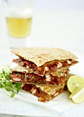 Hähnchen-Quesadillas und Bierglas