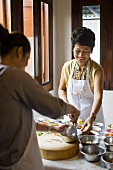 Thailänderinnen beim Kochen