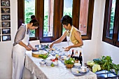 Thailändische Frauen beim Kochen