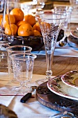 Festlich gedeckter Tisch mit Mandarinen in einer Almhütte