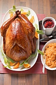 Thanksgiving-Truthahn mit Preiselbeersauce und Süsskartoffelbrei