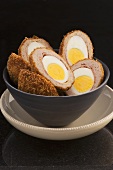 Scotch Eggs (Eier-Wurstbrät-Bällchen, England)