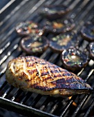 Marinierte Entenbrust und Champignons auf dem Grill