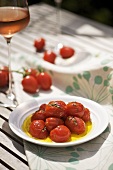 Im Ofen gebackene Tomaten mit Kräutern und Olivenöl