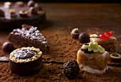 Schokoladenkuchen und Schokoladenkonfekt auf Kakao