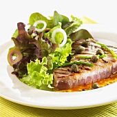 Tuna steak with capers and lettuce
