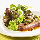 Thunfischsteak mit Kapern und Blattsalat