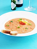 Gazpacho mit Pinienkernen und Basilikum