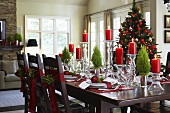 Wohnraum mit weihnachtlich dekoriertem Esstisch