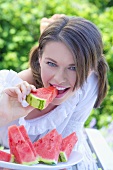 Junge Frau isst Wassermelone