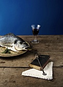 Fisch, Rotwein und Bibel (Tradition: Fisch am Freitag)