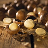 Shelled and unshelled macadamia nuts