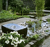 Garten mit Brunnen und Teich
