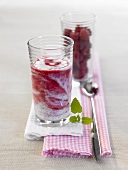 Vanille-Himbeer-Smoothie mit Mohn