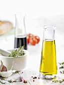 Olivenöl, Knoblauch, Kräuter und Balsamicoessig
