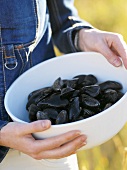 Fresh mussels in a bowl