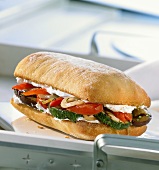 Ciabatta-Sandwich mit gegrilltem Gemüse und Ziegenfrischkäse