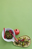 Spinat mit Granatapfelkernen und geschmorter Endiviensalat