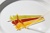 Dessertdeko aus dreifarbigem Fruchtmark herstellen
